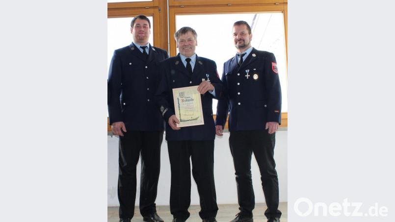 Alfred Wegerer (Mitte) wurde zum Ehrenmitglied ernannt. Links im Bild Vorsitzender Dominik Bojer, rechts Kommandant Manfred Bauer. Bild: exb