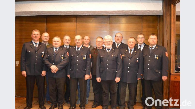 Vorsitzender Hans Kulzer, Bürgermeister Walter Schauer (von links), Zweiter Kommandant Markus Uschold (rechts) und Kreisbrandmeister Ferdinand Duscher (Dritter von rechts) zeichneten die langjährigen Mitglieder und Aktiven aus. Bild: bej