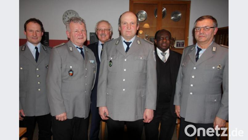 Langjährige Mitglieder ehrte die Soldatenkameradschaft Griesbach bei der Jahreshauptversammlung (von links): Zweiter Vorsitzender Stefan Wurm, Ludwig Gradl, Kreisvorsitzender Ferdinand Lienerth, Franz Kraus, Dr. Charles Ifemeje und Konrad Gmeiner. Bild: kro