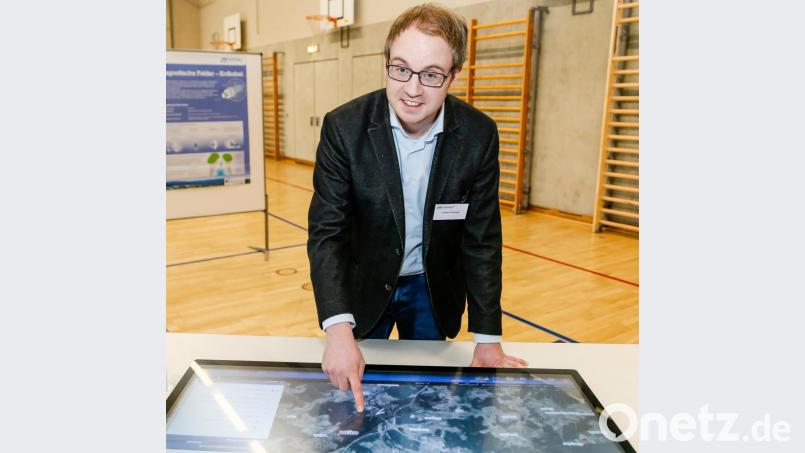 Torsten Grampp stand als einer der Tennet-Referenten an den Touchscreens Rede und Antwort. Bild: Hösamer