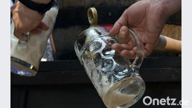 Für ein frisch gezapftes Bier müssen die Amberger künftig wohl etwas mehr auf die Theke legen. Einige regionale Brauereien erhöhen die Preise. Archivbild: Petra Hartl