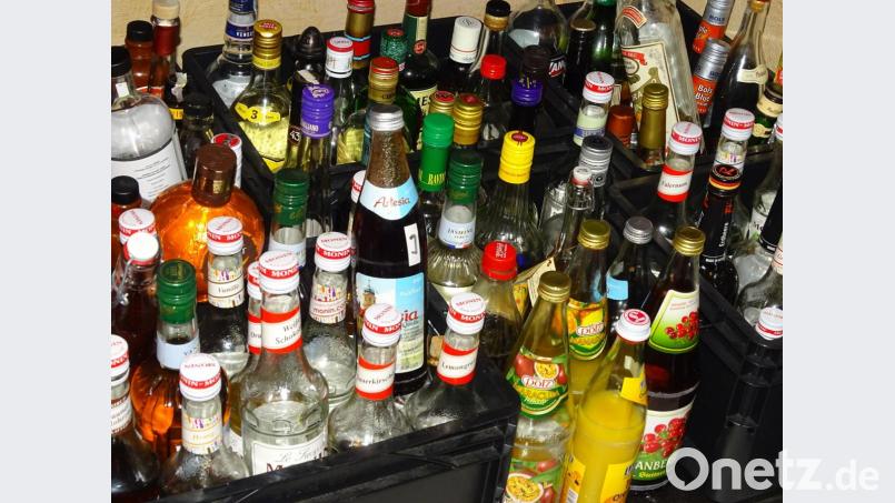 Eine Batterie von Flaschen für jemanden, der in seiner Profession keine Flasche ist. Saft, Liköre, Spirituosen der oft teuersten Kategorien. „Ich rede mit Kunden und will wissen, was sie gerne hätten“, sagt die Barkeeperin aus Gleiritsch. Bild: Wolfgang Houschka