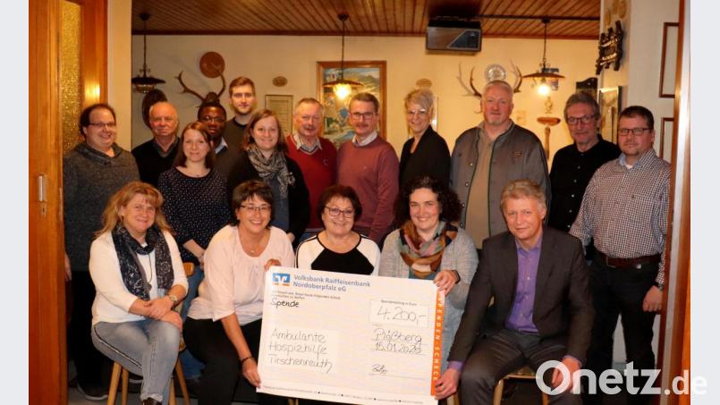 Bürgermeister Lothar Müller und Initiatorin Tina Zeitler (vorne von rechts) übergaben mit den Organisatoren der Adventsfenster die Spende in Höhe von 4200 Euro an die Verantwortlichen der ambulanten Hospiz im Landkreis Tirschenreuth, Angela Wegmann und Marianne Dietl (vorne, Zweite und Dritte von links) Bild: flt