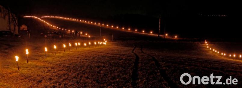 Mit 400 Fackeln machte der CSU-Ortsverband Teile der geplanten Stromtrasse sichtbar, die Themenreuth regelrecht zerschneiden würde. Bild: tr