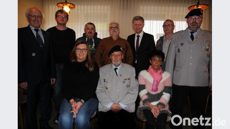 Die neu gewählte Vorstandschaft der Soldaten- und Reservistenkameradschaft Schönkirch. Im Bild (sitzend von links) Melanie Girke, Martin Helm und Cornelia Helm sowie (stehend von links) Kreisvorsitzender Ferdinand Lienerth, Helmut Mayer, Michael Haniss, Ernst Krapfl, Bürgermeister Lothar Müller, Erwin Gmeiner und Klaus Hofmann. Bild: kro