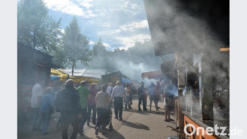 So wie hier die Bratwürste auf dem Rost dampfen, raucht es derzeit auch mit neuen Gerüchten ums Bergfest. Sie sprechen von einer angeblichen Verkleinerung des Festplatzes wegen der geplanten Erweiterung der Bergwirtschaft mit 20 Hotelzimmern, die schließlich Parkplätze brauchen würden, so die Behauptung. Bild: Wolfgang Steinbacher