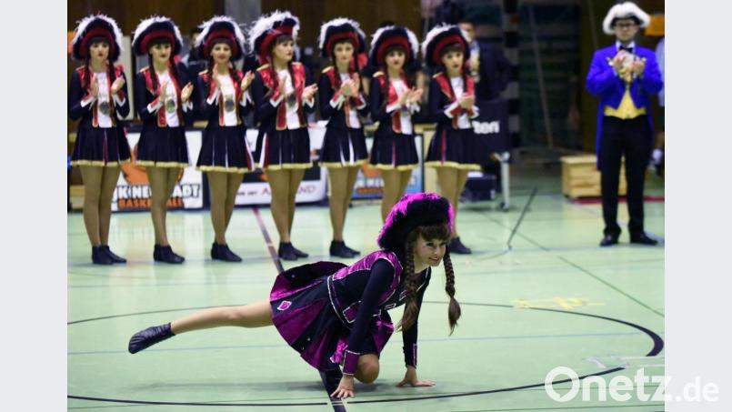 Auch im Vorjahr begeistern die Neustädter Narren Basketballer und Fans in der Gymnasiumhalle. Archivbild: Tobias Schwarzmeier