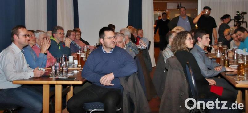 Im Saal der Sportpark-Gaststätte hatten sich CSU-Parteimitglieder und die Kandidaten der Marktratswahl eingefunden, um den Wahlkampf einzuläuten. Bild: Thomas Dobler