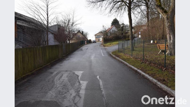 Die Bergstraße gilt noch als die Straße mit dem schlechtesten Zustand in Parkstein. Eine Sanierung ist geplant. Bild: fz