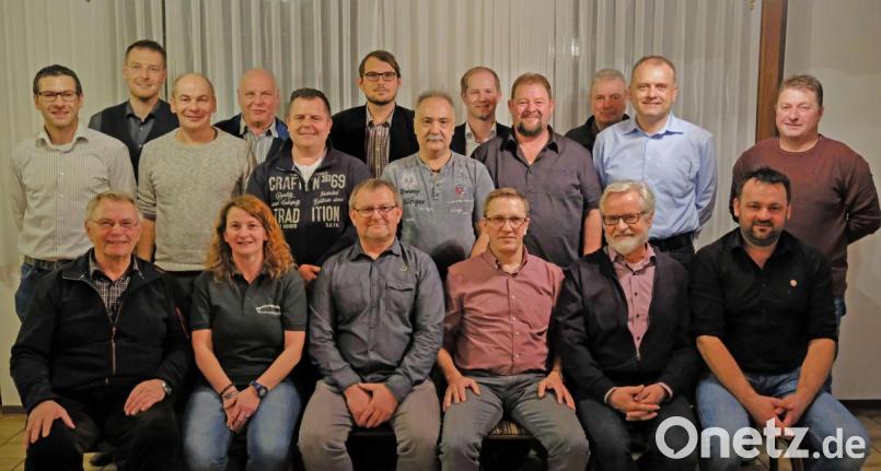 Der neue Vereinsausschuss wird von Vorsitzendem Markus Schwarzbauer (vorne Dritter von rechts) und seinem Stellvertreter Uwe Musshoff (hinten Zweiter von rechts) geführt. Bürgermeister Konrad Kiener (hinten Fünfter von rechts) gratulierte zur guten Vereinsarbeit. Bild: twi