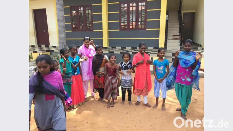 Spielen mit Kindern des Kinderdorfs Manakudy. Das Strahlen in den Gesichtern der Kinder verzauberte Tim Röbl. &quot;Trotz Armut sind alle fröhlich und zuversichtlich.&quot; Bild: exb