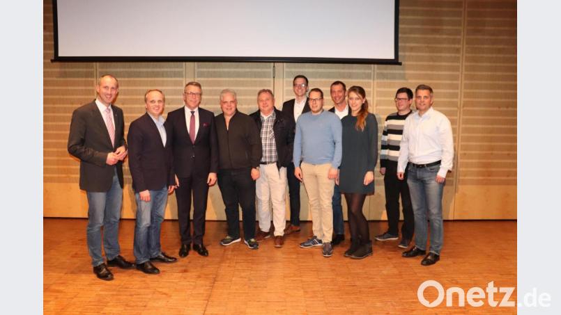 Franz Stahl (Dritter von links) mit Bernhard Kisch, Erster Bürgermeister von Bad Windsheim (links) und weiteren Repräsentanten der Stadt bei der Bürgerversammlung Bild: Stadt Tirschenreuth / K. Burkhard/exb
