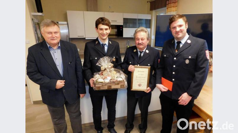 Karl Braun (Zweiter von rechts) ist neuer Ehrenvorsitzender. Für nahezu ein halbes Jahrhundert im Dienste der Feuerwehr dankten sein Nachfolger Michael Kaußler, Stellvertretender Vorsitzender Fabian Übelhack und Bürgermeister Manfred Porsch (von rechts). Bild: hai