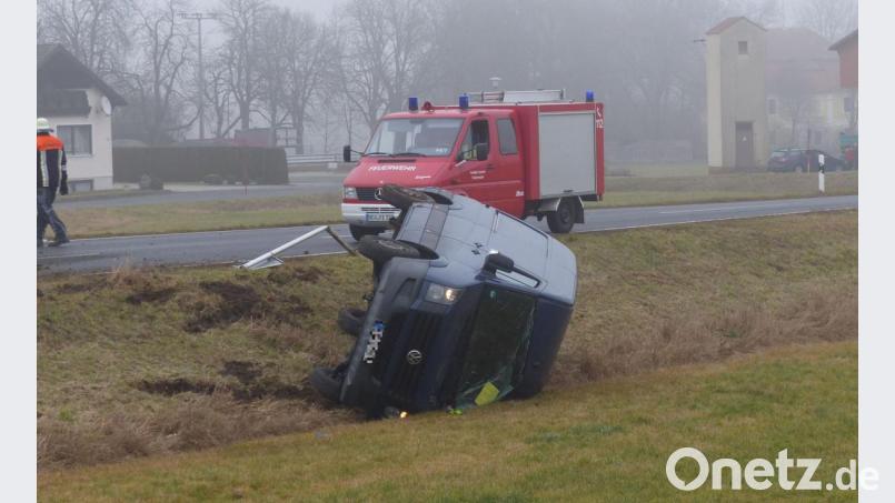 Nach dem Zusammenstoß landet der VW Crafter im Straßengraben. Bild: lgc