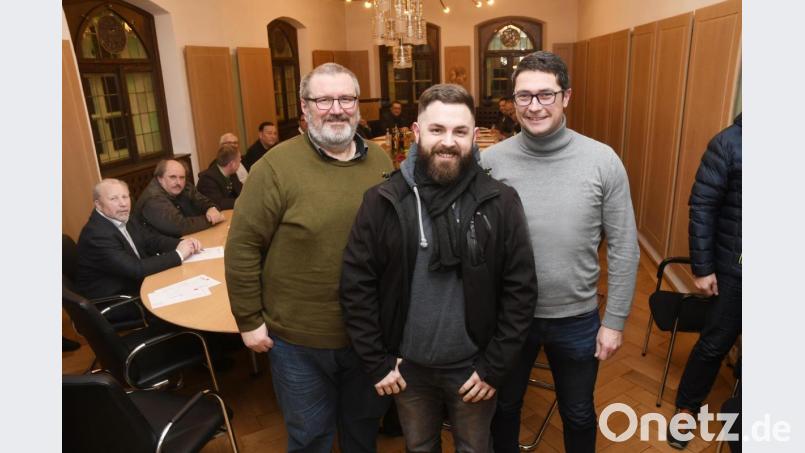 Bei der Verabschiedung des Haushalts sind auch die drei Bewerber um den Chefsessel im Neustädter Rathaus im Sitzungssaal. Stehend von links: Gerhard Steiner (Freie Wähler), Sebastian Dippold (SPD) und Armin Aichinger (CSU). Bild: Gabi Schönberger