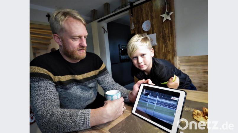 Mikka und sein Vater Niklas Trapp schauen sich eines der Rennen noch einmal auf dem Tablet an. Bild: ubb