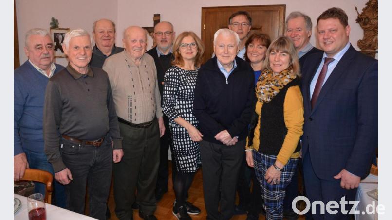 Zahlreiche Glückwünsche erhielt Josef Summer zum 90. Geburtstag. Im Bild (von links) Hans Stingl, Karl Wölfl und Otto Weiß von der Angerergemeinschaft, Kurt Krämer, Stadtpfarrer Anton Witt, Tochter Helga, Jubilar Josef Summer, Sohn Martin mit Gattin Elisabeth, Rita Härtl (Pfarrei St. Jakob), TuS-Präsident Anton Bauernfeind und Zweiter Bürgermeister Stefan Grillmeier. Bild: jr