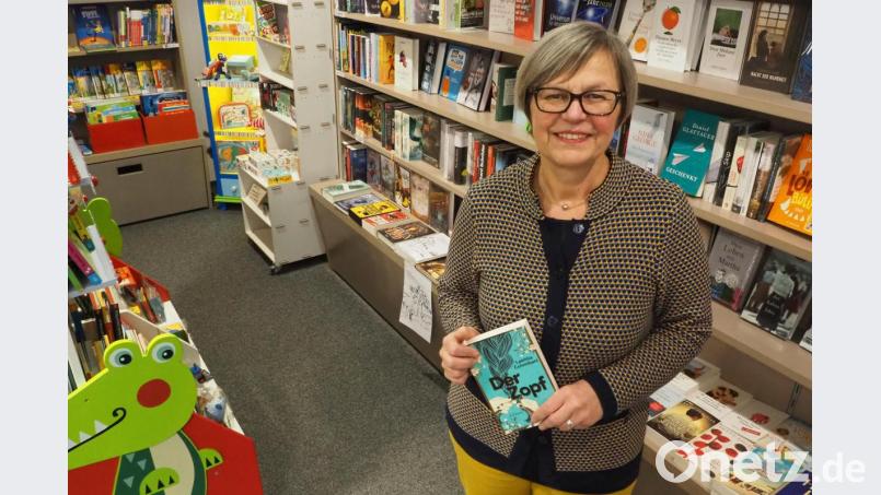 Gisela Westiner gibt ihr Geschäft für Bücher und Schreibwaren in der Regensburger Straße auf. Nur noch bis 31. August hält sie die Stellung und wartet mit Tipps und gutem Rat auf. Bild: bl