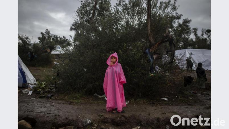 Allein unter Tausenden, untergebracht in Provisorien: Die Situation der Flüchtlingskinder in griechischen Lagern wie hier auf Lesbos verpflichtet auch Weiden zu helfen. Das meinen Oberbürgermeister Kurt Seggewiß und die Mitglieder des Runden Tisches für neues Engagement. Bild: Angelos Tzortzinis