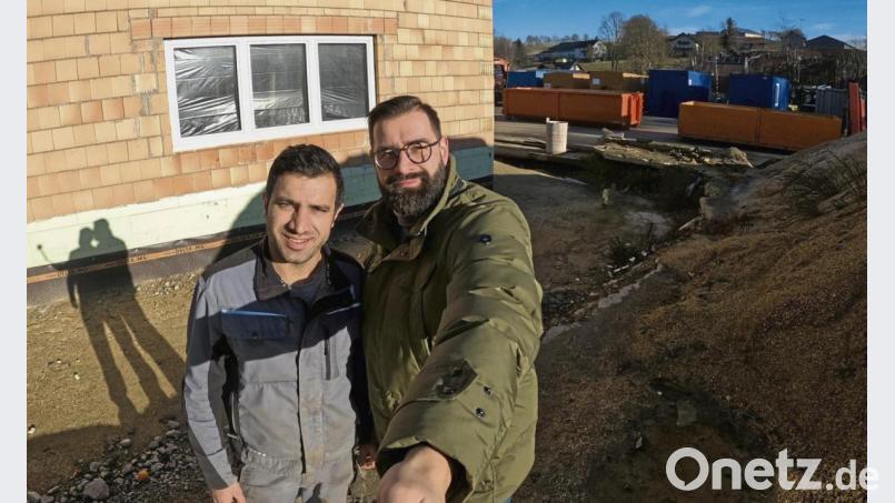 Selfie mit dem Chef: Kamran Goorkany (links) mit Stefan Bäuml von der gleichnamigen Baufirma. Die Maurerausbildung hat der Iraner problemlos bestanden – kein Wunder, der Mann hat ein abgeschlossenes Ingenieursstudium. Bild: Bäuml