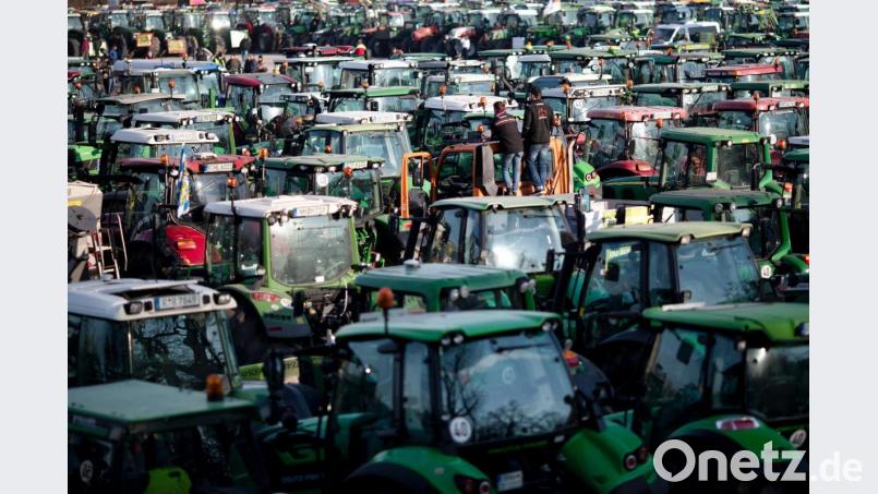 Nach der Großdemonstration fränkischer Bauern in Nürnberg gibt es Ärger um Nazi-Banner an einzelnen Traktoren. Bild: Daniel Karmann/dpa