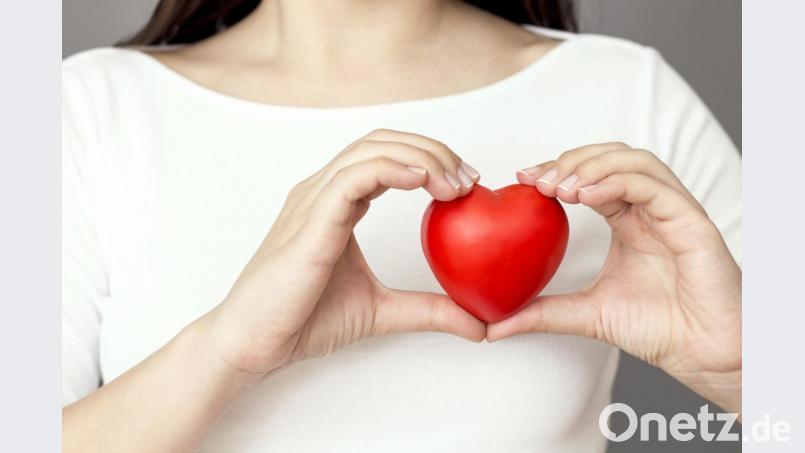 Fast 10.000 Menschen warten in Deutschland auf ein Organ. Oft viele Jahre lang. Noch öfter vergeblich. Bild: obs/Astellas Pharma GmbH/simarik/dpa