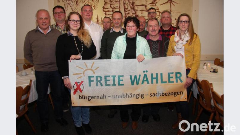FW-Kreisrat Franz Dürrschmidt (links) gratulierte den Nominierten und wünschte viel Erfolg bei der Kommunalwahl am 15. März. Angeführt wird die Liste vom Zweiten Vorsitzenden der Freien Wähler in Fuchsmühl, Christopher April (Vierter von links). Bild: wro