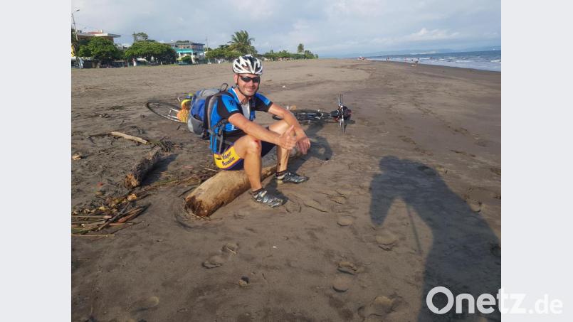 Daumen hoch für den Sonnenuntergang: Jürgen Langhans erholt sich am Strand von Puntarenas am Pazifik. Bild: exb