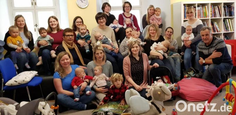 Im Bild von rechts: Winfried Neubauer (Referent für Familie und Kinder der Stadt Waldershof), Sabine Kops mit Sohn Toni (Leiterin des Elterncafés). Vierte von links Hebamme Karin Aulinger-Derda. Bild: exb