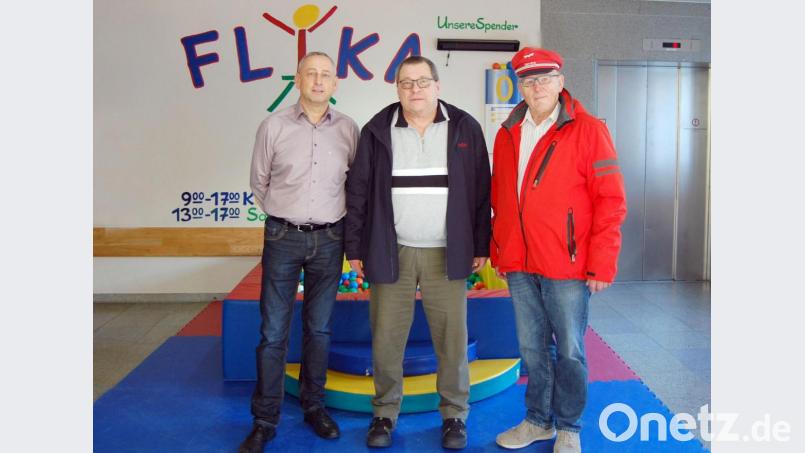 Für den Modelleisenbahnclub Amberg übergaben stellvertretend Vorsitzender Konstantin Ruhland (Mitte) und Schriftführer Franz Hirmer (rechts) eine Spende an Oskar Schmidt, Kassier von Flika (links). Bild: Klinikum/Illing/exb