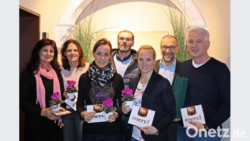 Der SCE verabschiedet Tanja Lohner (Dritte von links) und dankt Übungsleitern (von links) Doris Ritter, Gaby Bößl, Lohner, Reinhold Danzer, Katharina Krauter, Karl Lorenz, und Gerhard Miodecki. Bild: jma