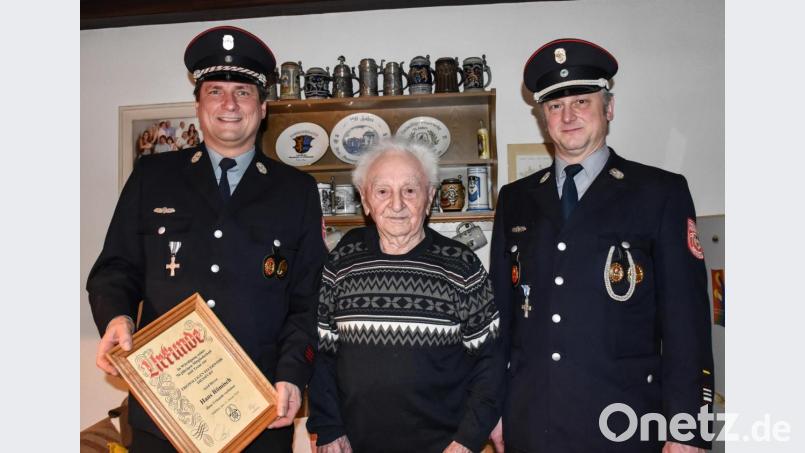 Vorstand Hermann Lorenz (links) und Kommandant Konrad Helgert dankten Hans Römisch für sein Engagement und 70 Jahre Mitgliedschaft bei der Feuerwehr. Bild: whw