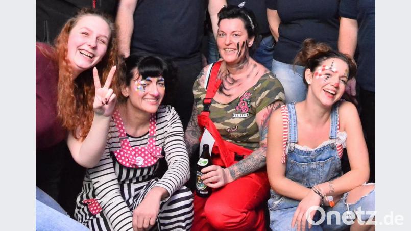 Wer Maskierte finden will, muss sich beim &quot;Feierwehrball&quot; in Waidhaus auf die nach den &quot;Stecknadeln im Heuhaufen&quot; machen. Das Publikum ist aber ausgezeichnet gelaunt. Bild: fjo