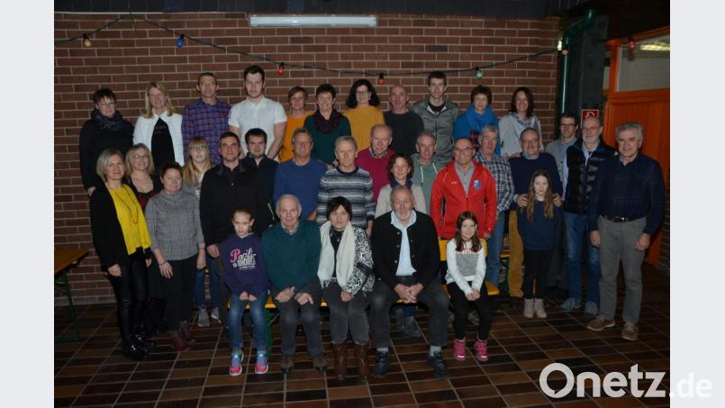 Josef und Herbert Kick aus Waldthurn (vorne, Zweiter von links und Zweiter von rechts) sind mit ihren 77 und 78 Jahren unangefochten an der Spitze der Teilnehmer am Deutschen Sportabzeichen. Allerdings sammelte Josef Kick bisher die meisten Edelmetalle. Die beiden Männer verdienen allerhöchsten Respekt. Bild: dob
