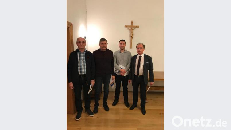 Johann Fütterer, Erhard Kufner und und Andreas Eckert (von links mit Bürgermeister Werner Walberer ) werden zu Feldgeschworenen ernannt. Bild: sne