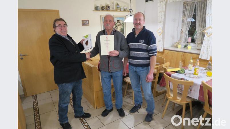 Schriftführer Hubert Koch (links) und Kassierer Reinhard Greger (rechts) dankten dem Jubilar Albert Greger für seine Treue zur KAB. Bild: exb