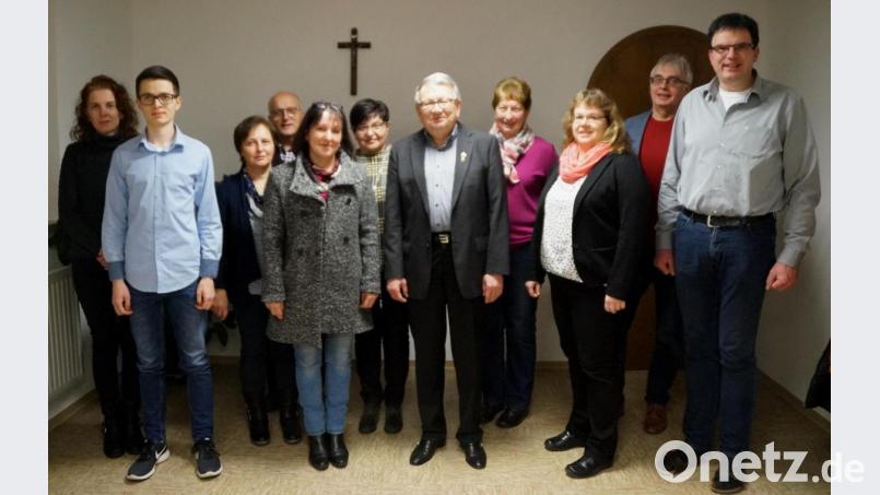 Der Förderverein wird weitere drei Jahren von Hubert Reimer (Mitte) und seiner Stellvertreterin Marianne Hanamann (Fünfte von links) an der Spitze geführt. Jannik Hammerer (Zweiter von links) wird das Amt des Schriftführers übernehmen. Bild: weu