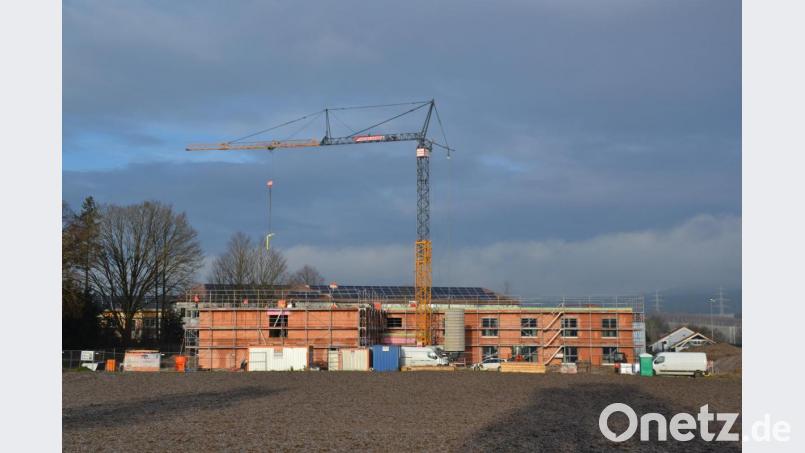 Moosbach bekommt ein Haus für betreutes Wohnen und die Tagespflege. Der Rohbau ist bereits fertig gestellt. Bild: gi