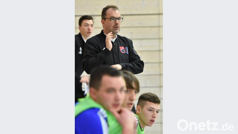 Titelverteidiger SG Etzenricht II/Luhe-Wildenau II musste diesmal mit Platz fünf vorlieb nehmen. Trainer Alexander Greitzke (hinten) nahm das Aus nach der Gruppenphase gelassen. Bild: A. Schwarzmeier