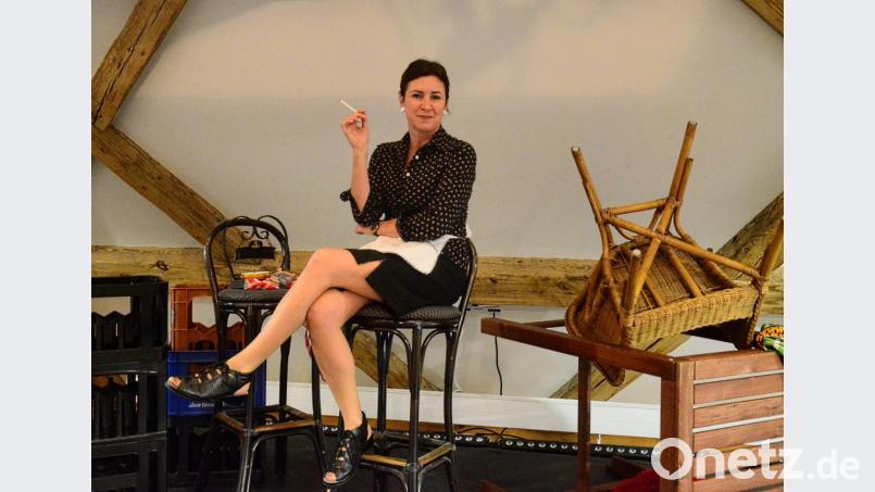 Anni (Claudia Lohmann) sinniert in der Besenkammer über ihre Ehe und schwelgt in erotischen Erinnerungen. Bild: Kunz