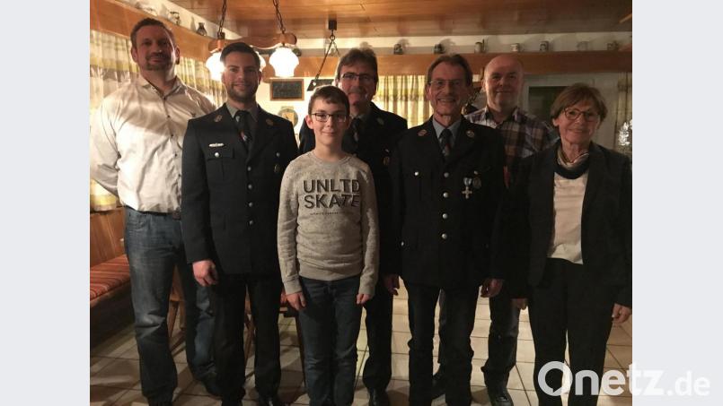 Mehrere Mitglieder wurden für jahrelange Treue geehrt; mit im Bild die beiden neuen Mitglieder Tobias Groß (links) und Sebastian Kindl (vorn Mitte), der Vorsitzende Stefan Kett (Zweiter von links) und Bürgermeisterin Marianne Rauh (rechts). Bild: eig