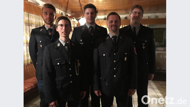 Michael Schiller und Harald Meißner (vorn) werden als Kommandanten bestätigt. Nachfolger des langjährigen Jugendwarts Uli Kindl (rechts) ist Christoph Hör (Mitte), sein Stellvertreter Fabio Meissner (links). Bild: eig
