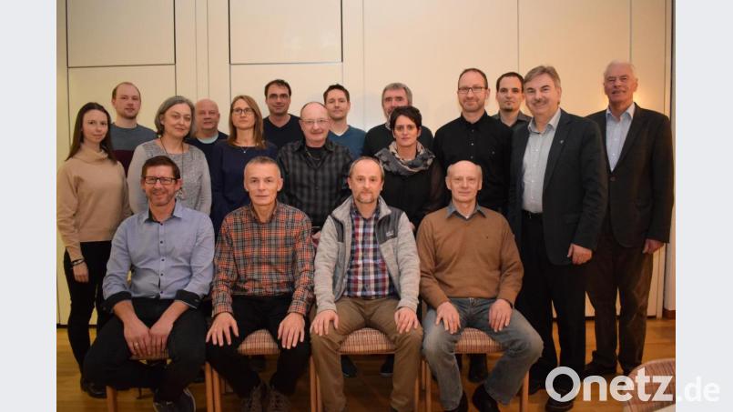 5 Frauen und 15 Männer stellen sich auf der Liste der ÖPD Pfreimd bei der Kommunalwahl dem Votum der Wähler. Zur Nominierung gratulierten stellvertretender Landrat Arnold Kimmerl (rechts) und ÖDP-Kreisvorsitzender Alfred Damm (Zweiter von (rechts). Bild: bnr