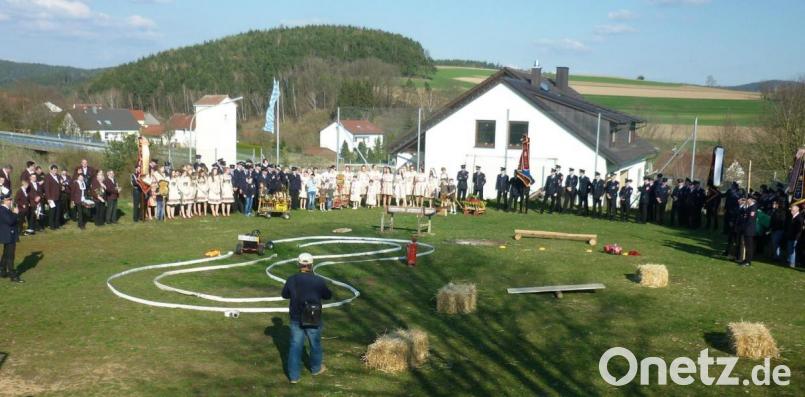 Mit dem gegenseitigen Patenbitten am Bolzplatz mit der Feuerwehr Dürnersdorf und den Ehrenpatenvereinen wurde die Reihe der Feierlichkeiten anlässlich des 125-jährigen Gründungsfestes eingeleitet. Bild: haa