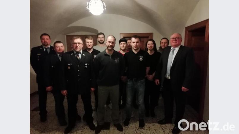 Der neue Vorsitzende Olaf Niederdräing (Sechster von links) führt das Vorstandsgremium der Feuerwehr Pullenried die nächsten fünf Jahre an. Bürgermeister Heinz Weigl (rechts) gratulierte. Bild: dp