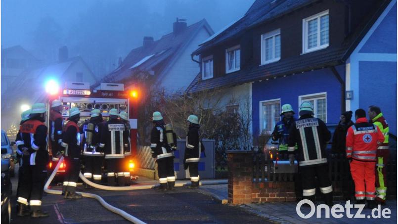 Zu einem kleinen Schwelbrand in einem Carport in Poppenricht sind am Freitagnachmittag Einsatzkräfte gerufen worden. Bild: gf