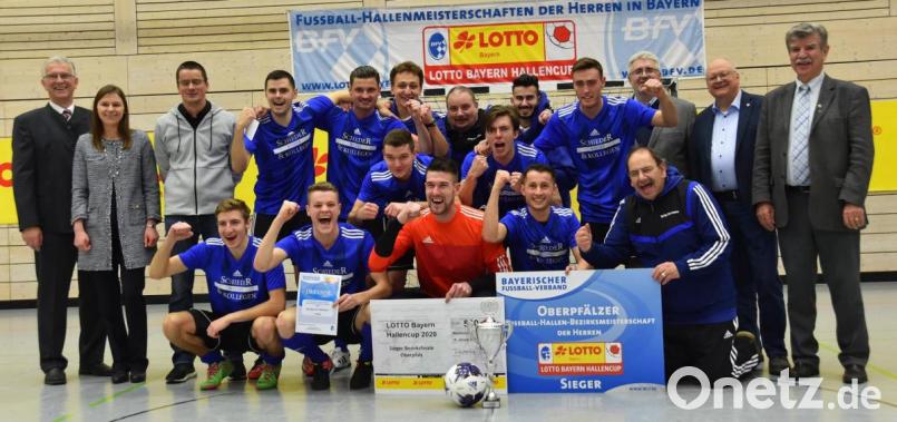 Die SpVgg SV Weiden jubelt verdientermaßen: Der Landesligist fährt als Bezirksmeister der Oberpfalz zur Bayerischen Futsal-Meisterschaft. Bild: A. Schwarzmeier