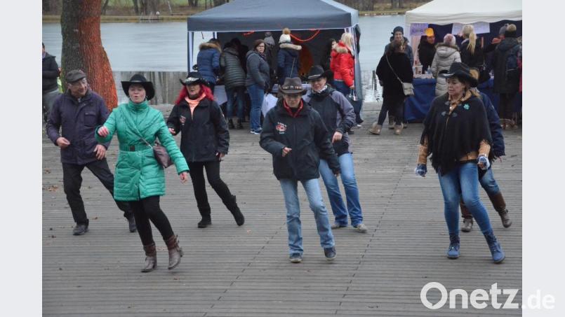 Line-Dance-Gruppen laden zum Mitmachen ein. Bild: Kunz