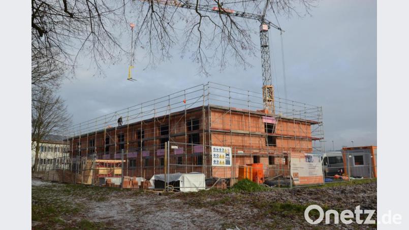 Moosbach bekommt ein Haus für betreutes Wohnen und die Tagespflege. Der Rohbau mit dem Flachdach ist bereits fertig gestellt. Das Bild zeigt den Rohbau mit der Grundschule im Hintergrund. Bild: gi