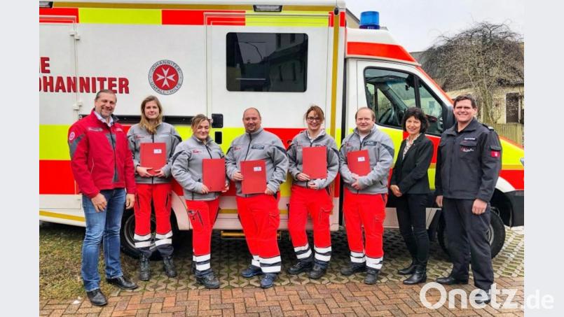 Die Notfallsanitäter im Raum Wernersreuth haben ihr Delegationsschreiben erhalten. Das bedeutet, dass sie nun mehr Befugnisse als zuvor haben. In einer kleinen Feierstunde wurden die ersten Urkunden (Delegationsschreiben) durch den Ärztlichen Leiter Rettungsdienst Jürgen Königer überreicht. Bild: Frank Zirngibl/exb